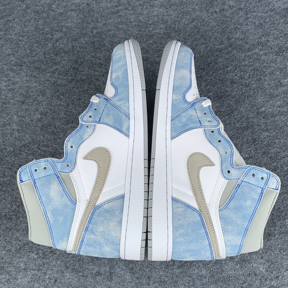 Jordan 1 Retro High OG Hyper Royal